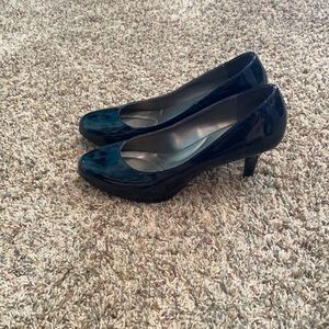 Kelly & Katie black pumps